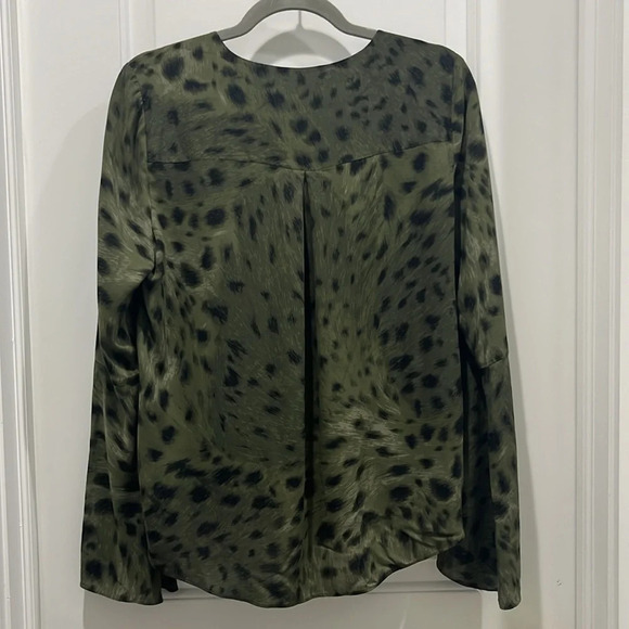 L'AGENCE Mei Bell-Sleeve Surplice Blouse Green Animal Print Sz S - Picture 9 of 9